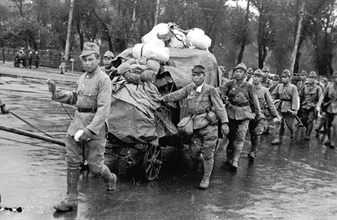 Советские солдаты в японии. 1945 Японские военнопленные. Советско-японская война 1945. Советские солдаты в Японии 1945. Военнопленные Япония СССР.